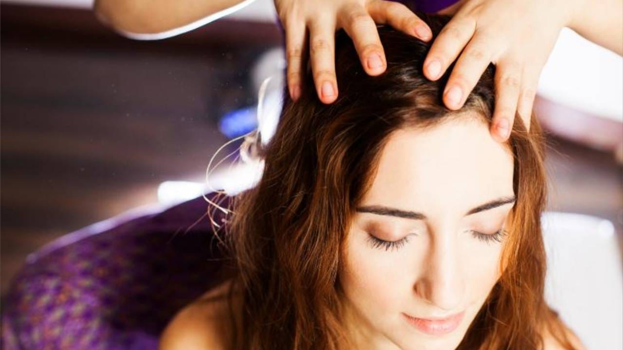 तुमचे केस खराब झाले असतील तर खोबरेल तेलाने नियमितपणे केसांना मालिश करावे. त्यासाठी केस धुण्यापूर्वी आदल्या रात्री किंवा किमान 3 ते 4 तास आधी केसांना खोबरेल तेल लावू हलक्या हाताने मालिश करावे. तेल पूर्णपणे जिरल्यानंतर सौम्य शांपूने केस धुवावेत. खोबरेल तेलाच्या नियमित वापरामुळे केसांचे आरोग्य सुधारते, त्यांची मुळ मजबूत होतात व त्यांची वाढही चांगली होते. 