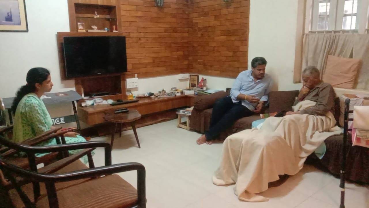 बेळगावमधील मराठी बांधवांची त्यांनी भेट घेतली आहे. त्यांचे प्रश्न आणि समस्या जाणून घेतल्या.