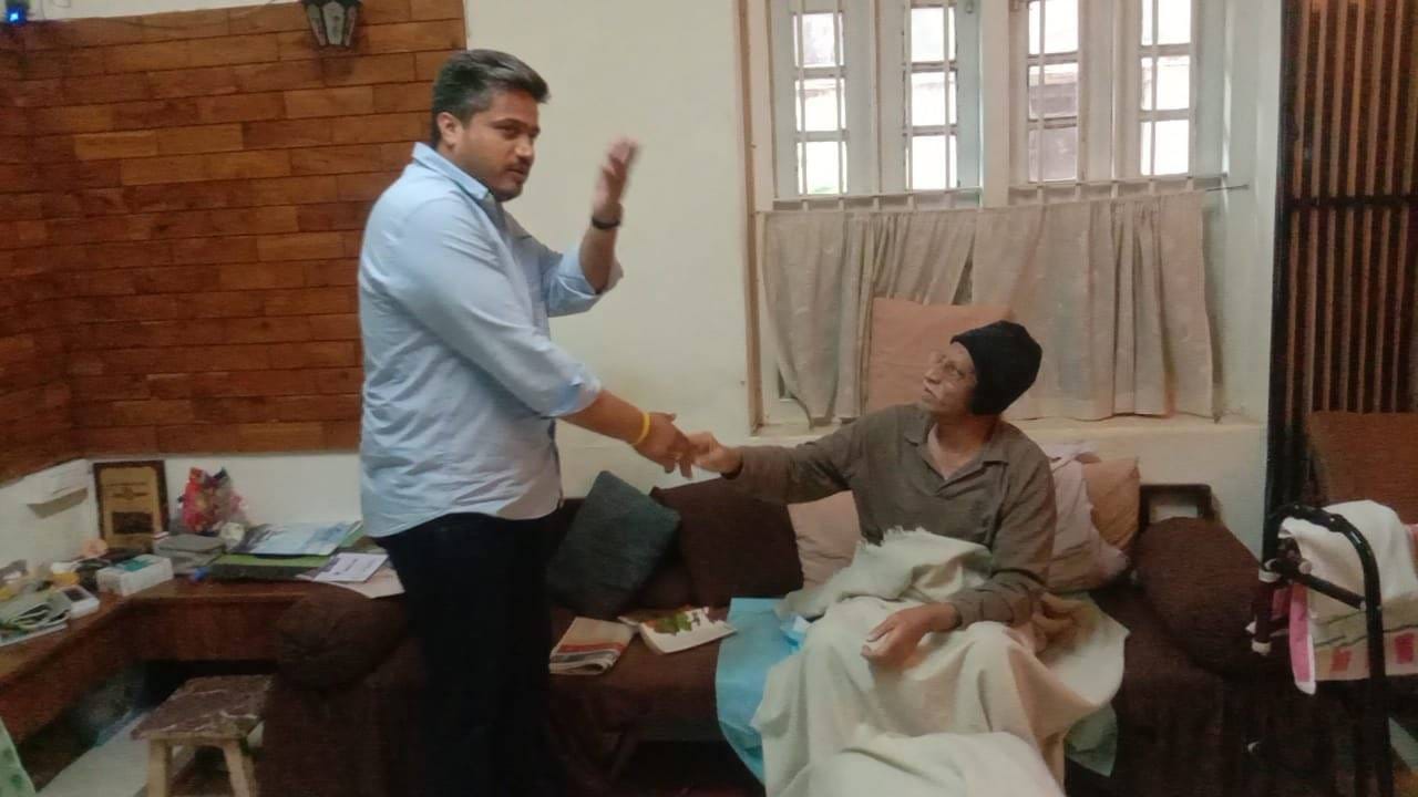 महाराष्ट्र एकीकरण समितीचे मध्यवर्ती अध्यक्ष दीपक दळवी यांची भेट घेत त्यांची चौकशी केली.