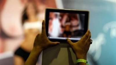 ऑनलाईन साईटवर मसाजर शोधत होता, मात्र समोर जे दिसले ते पाहून पायाखालची जमिनच सरकली