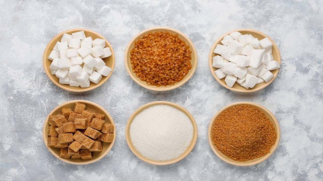या दोन्ही साखर सुरुवातीला सारख्याच पद्धतीने बनवल्या जातात, पण पांढऱ्या साखरेत जास्त रसायने वापरली जातात. सर्वप्रथम उसाचा रस काढून गूळ तयार केला जातो. त्यातूनच ब्राऊन शुगर बाहेर येते, पण पांढऱ्या साखरेत जास्त रसायने वापरली जातात.