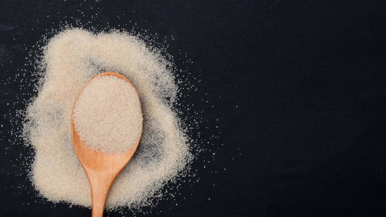 पांढरी साखर व ब्राऊन शुगर या दोघांच्या पोषक तत्वांबद्दल बोलायचे तर, त्यामध्ये कार्बोहायड्रेट्सचे प्रमाण जास्त असते. पण ब्राऊन शुगरमध्ये लोह, कॅल्शिअम, झिंक आणि तांबे हेही असते. 