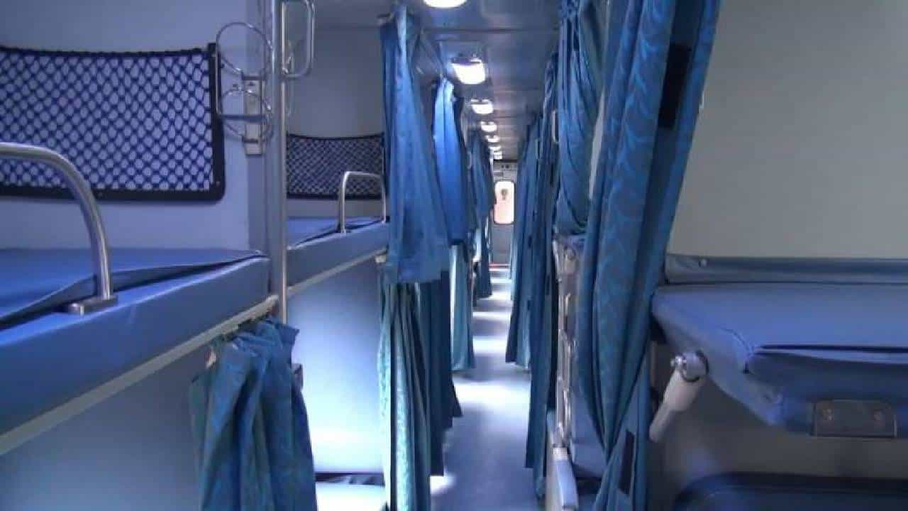 Railway : काय आहे रेल्वेत बर्थवर झोपण्याचा नियम, किती वाजता मिडल बर्थचा करता येतो वापर..