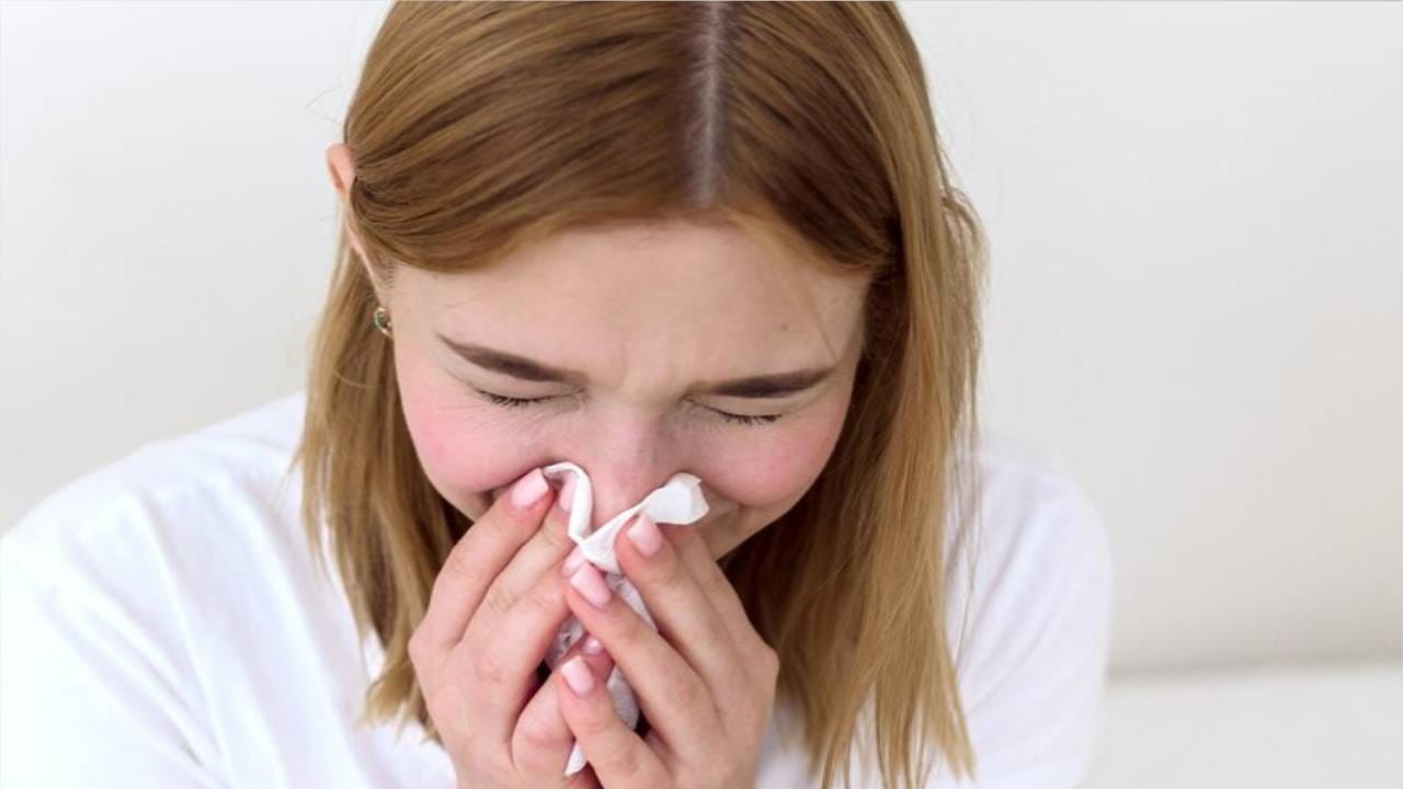 थंडीच्या दिवसात सर्दी - खोकला होणं ही समस्या खूप सामान्य झाली आहे. सर्दीमुळे आपल्याला रात्रभर त्रास होऊ शकतो. जर नाक रात्रभर बंद असेल तर झोप लागण्यातही अडचण निर्माण होऊ शकते. सर्दीसाठी वारंवार औषधे घेतल्याने आरोग्यावरही परिणाम होतो. मात्र काही देशी, घरगुती उपायांनी सर्दीचा आणि बंद नाकाची समस्या दूर होऊ शकते. 