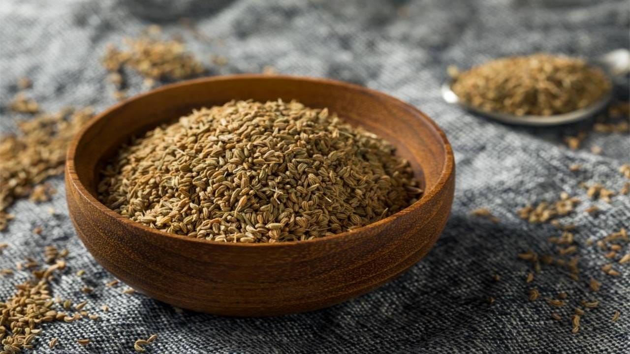 आलं : आल्यामध्ये असलेले अँटी-इन्फ्लेमेटरी आणि अँटी-ऑक्सीडेंट गुणधर्म हे आरोग्याच्या अनेक समस्या दूर करण्यात मदत करतात. आलं स्वच्छ धुवून घ्या व त्याचे तुकडे करा. आता त्यातील काही तुकडे तोंडात टाकून चघळत रहा. दिवसभरात 2-3 वेळा हा उपाय करावा. सर्दीमुळे बंद झालेले नाक मोकळे होईल.