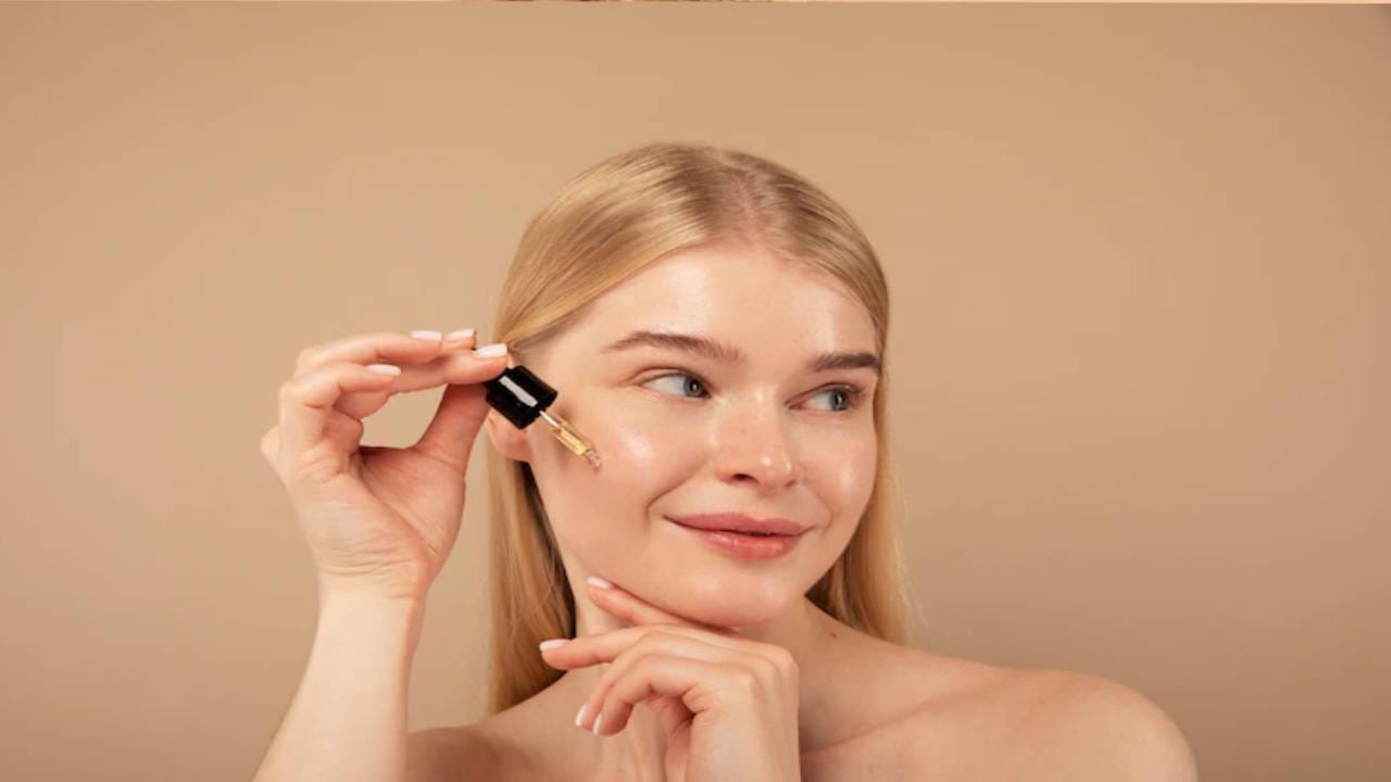 फेस ऑइल - हिवाळ्यात त्वचेसाठी फेस ऑइलचा वाप करावा. यामध्ये आर्गन ऑइल, रोझ हिप सीड ऑइल आणि ॲव्होकॅडो ऑइल असते. या तेलाने नियमितपणे मसाज केल्यास त्वचेवर नैसर्गिक चमक येते.