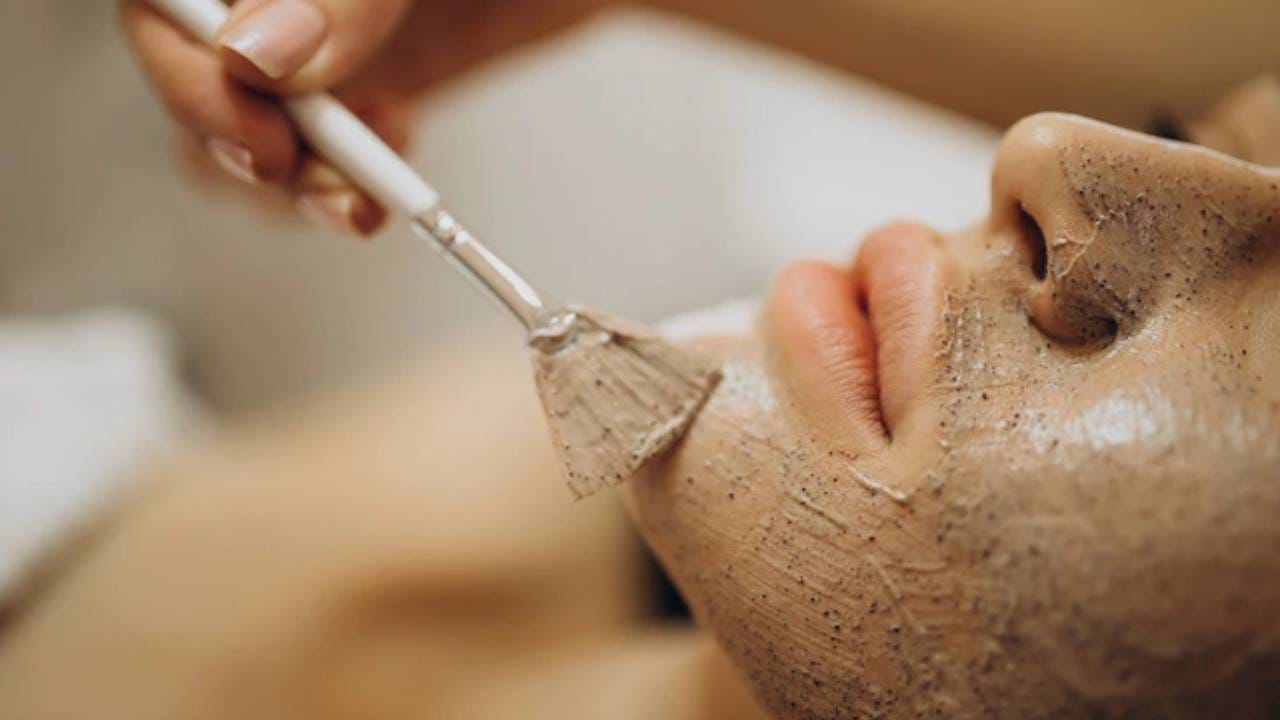 एक्सफोलिएशन - एक्सफोलिएशन केल्याने आपल्या त्वचेवरील मृत पेशी आणि ब्लॅकहेड्स काढले जातात व त्वचा साफ होते. मात्र त्वचेसाठी नेहमी सौम्य एक्सफोलिएटरचा वापर करावा. ज्यामुळे त्वचा हायड्रेटेड राहते. एक्सफोलिएशन केल्याने त्वचेला पोषण मिळते.