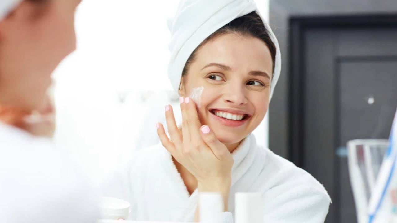 मॉयश्चरायझर - हिवाळ्यात हायड्रेटिंग मॉइश्चरायझरचा वापर करावा. हिवाळ्यात आपली त्वचा खूप कोरडी होते. अशा परिस्थितीत सुपर हायड्रेटिंग मॉयश्चरायझर वापरणे महत्त्वाचे ठरते. यामुळे त्वचेवरील सुरकुत्याही बऱ्या होतात.