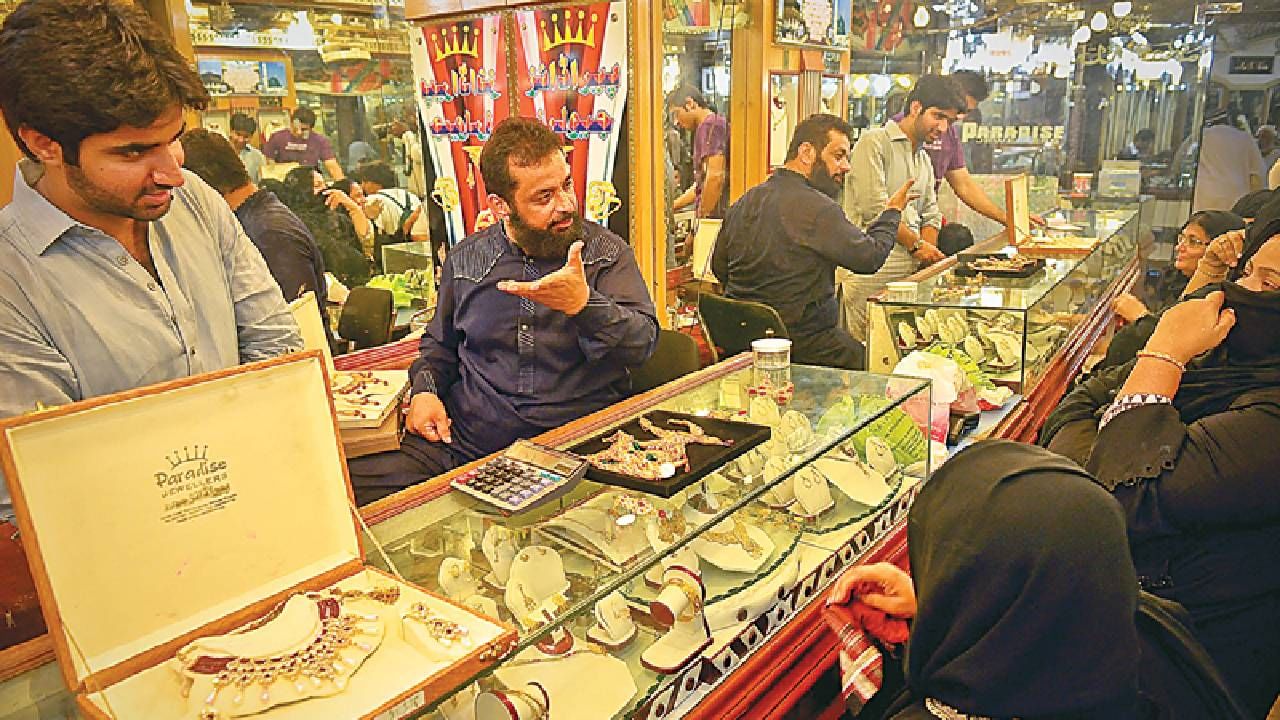 Pakistan Gold Prices : कंगाल पाकिस्तानात काय असेल सोन्याचा भाव? तुम्हालाही बसेल धक्का, एक तोळा सोन्यासाठी मोजावे लागतील इतके रुपये..