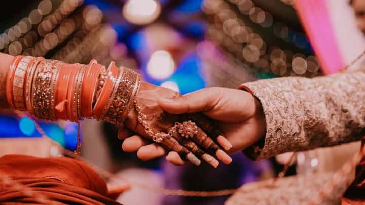 'वधू मिलन' नाहीच... सोलापूरच्या बार्शीतील शेकडो लग्नाळू युवकांची फसवणूक 'वधू मिलन' नाहीच... सोलापूरच्या बार्शीतील शेकडो लग्नाळू युवकांची फसवणूक