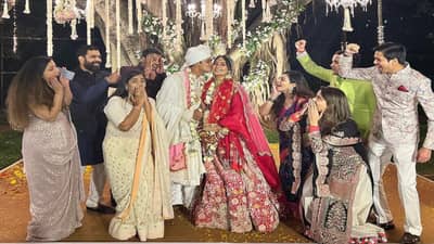 Video: लग्नाच्या मंडपात तयारी चालू होती...नवरा मुलगा क्रिकेट खेळत होता! व्हिडीओ सोशल मीडियावर व्हायरल