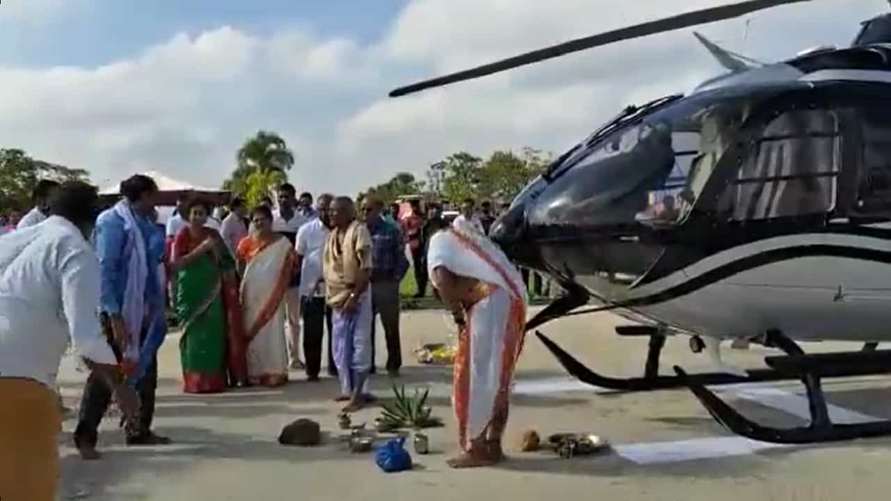 व्यावसायिक जेव्हा वाहन पूजा करण्यासाठी आपलं नवीन हेलिकॉप्टर घेऊन मंदिरात पोहोचतो
