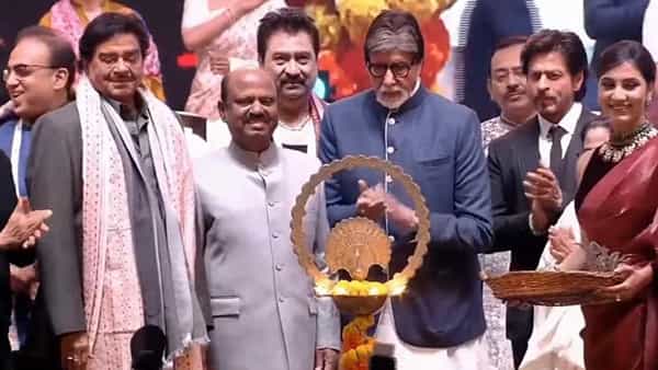 'पठाण' चित्रपटाच्या वादादरम्यान शाहरुख खानने कोलकात्यात पार पडलेल्या इंटरनॅशनल फिल्म फेस्टिव्हलच्या उद्घाटन सोहळ्याला हजेरी लावली. या कार्यक्रमात शाहरुखसोबत अमिताभ बच्चनसुद्धा दिसले. पश्चिम बंगालच्या मुख्यमंत्री ममता बॅनर्जी यासुद्धा उपस्थित होत्या.