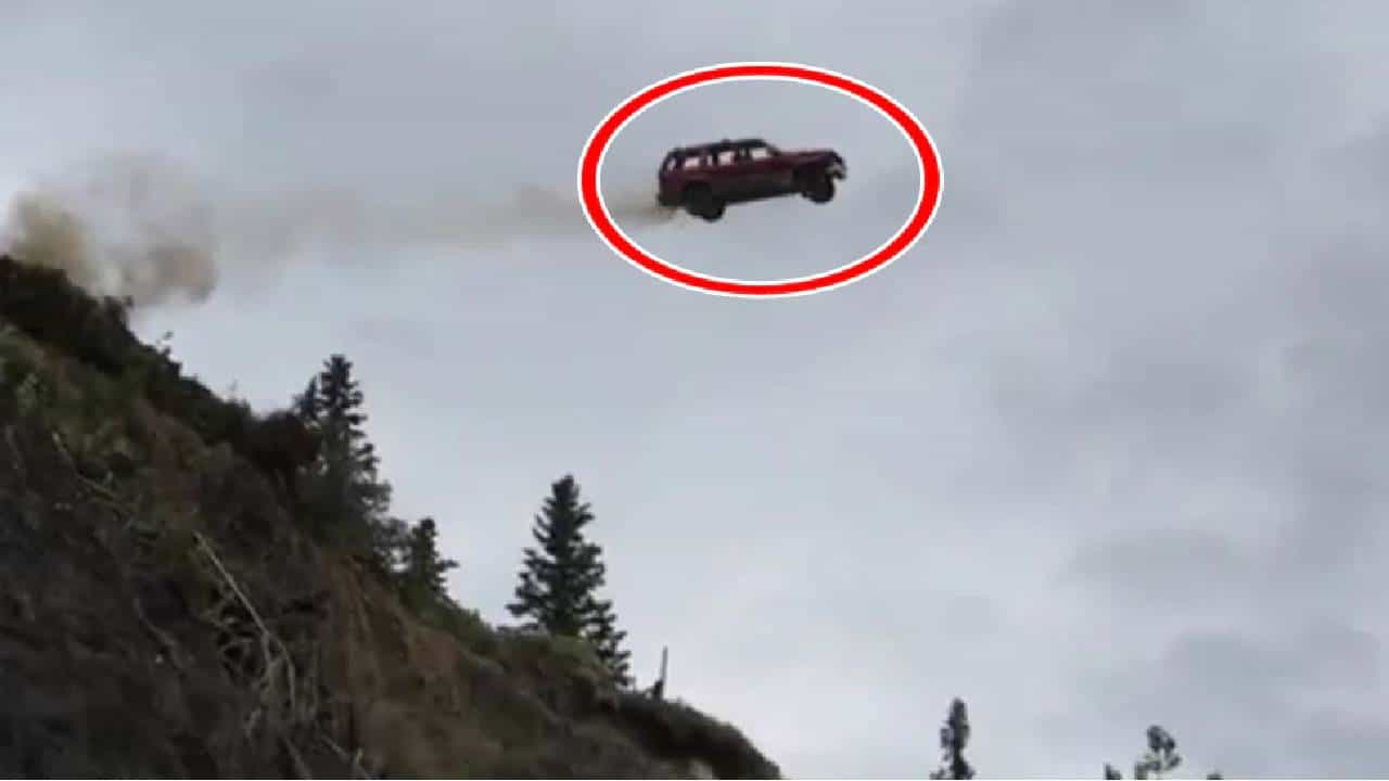 iPhone : डोंगरावरुन 300 फूट खाली पडली कार, जीवन मरणाच्या लढाईत, iPhone 14 ने वाचविले पती-पत्नीचे प्राण!