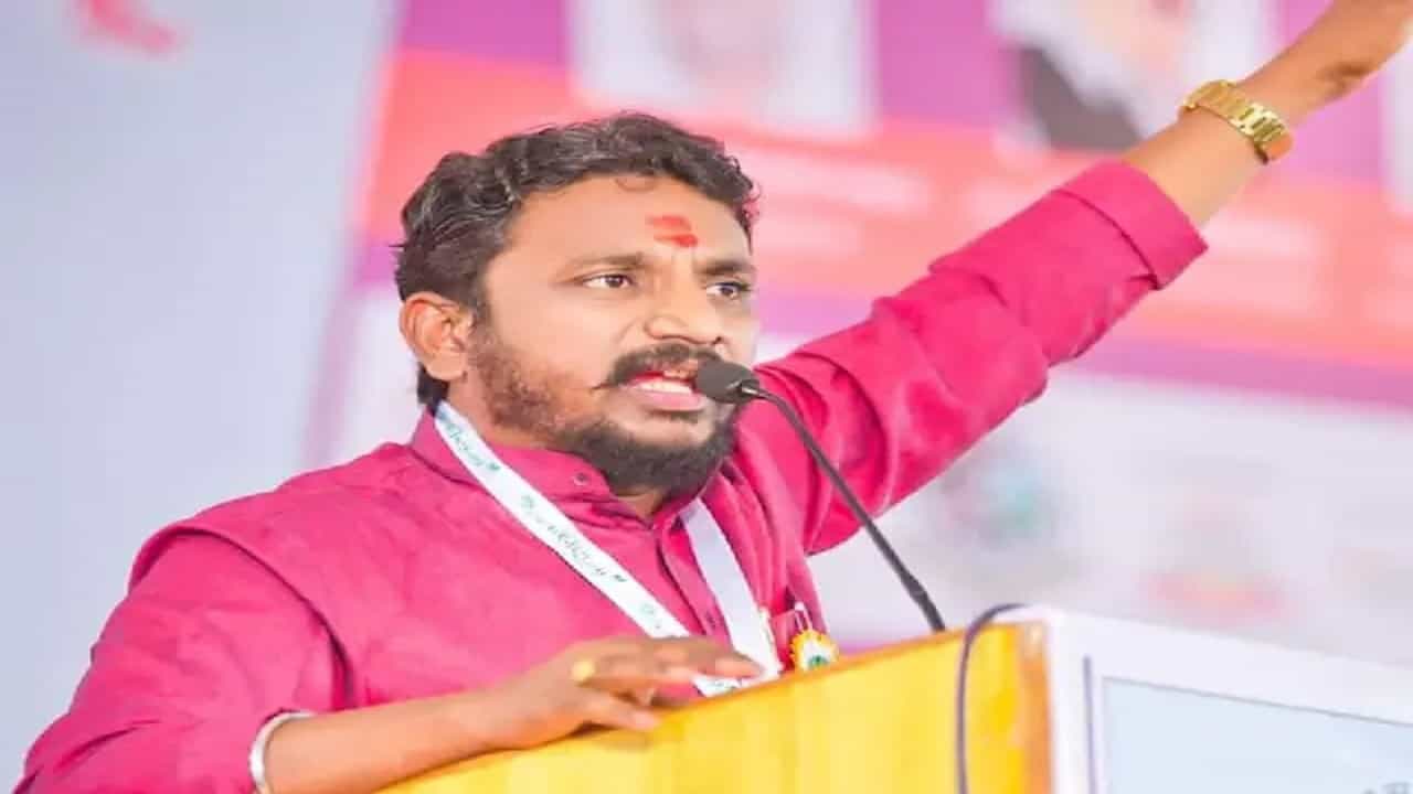 मोठ्या चष्म्यावाला म्हणत अमोल मिटकरी यांची टोलेबाजी...सदाभाऊ खोतची मिमिक्री करत गिरीश महाजन यांच्यावर टीका