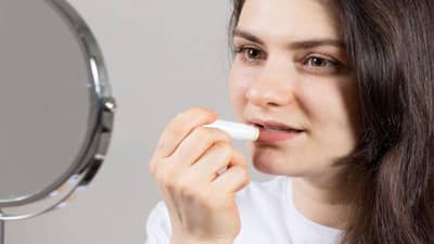 Cracked Lips: थंडीत फाटलेल्या ओठांमुळे त्रासलात ? या उपायांनी होतील ओठ मऊ
