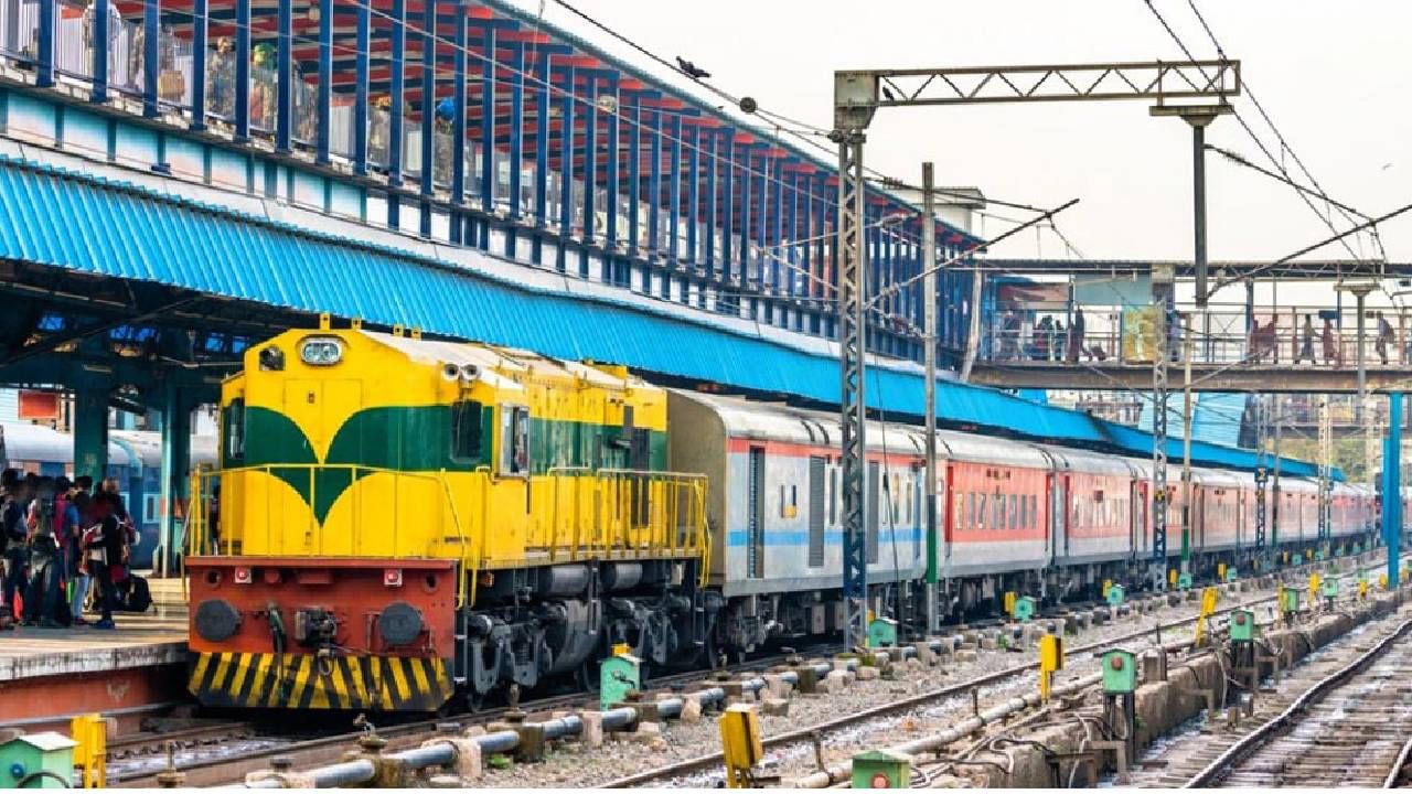 Indian Railway : धावत्या रेल्वेत ही चूक पडेल महागात! हे कृत्य येईल अंगलट, होऊ शकते 1 वर्षाची शिक्षा