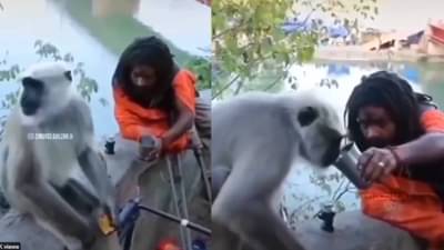 बाबांनी केलेलं पुण्य, पैशाच्या श्रीमंतीपेक्षा मोठं! व्हिडीओ व्हायरल