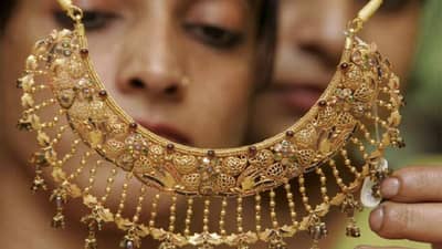 Gold Rate : सोने खरेदीवर मोठी सूट! मागणी नसल्याने सराफा बाजारात ग्राहकांसाठी खास ऑफर्स