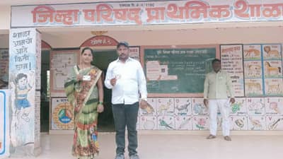 ग्रामपंचायत निवडणुकीच्या मतदानासाठी थेट दुबईहून बारामतीला, इतके हजार रुपये खर्च करून गाठले गाव