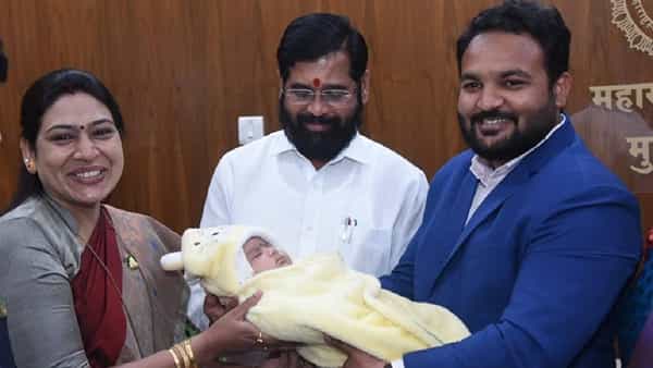 राष्ट्रवादीच्या नाशिकच्या देवळाली मतदारसंघाच्या आमदार सरोज अहिरे यांनी आज त्यांच्या अडीच महिन्याच्या बाळाला घेऊन विधानभवनात आल्या होत्या.यावेळी मुख्यमंत्री एकनाथ शिंदे यांनी त्यांना आपल्या दालनात बोलवून त्यांच्या कुटुंबियांची भेट घेतली.