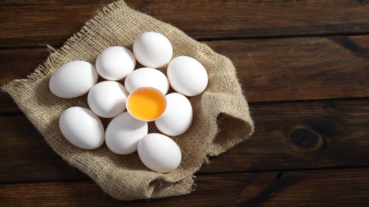 हिवाळ्यात जास्त अंडी खाऊ नका, होईल नुकसान Marathi News Eating too
