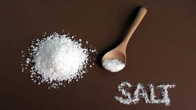 Salt intake tips: या उपायांनी आहारातील मीठाचा वापर करा कमी