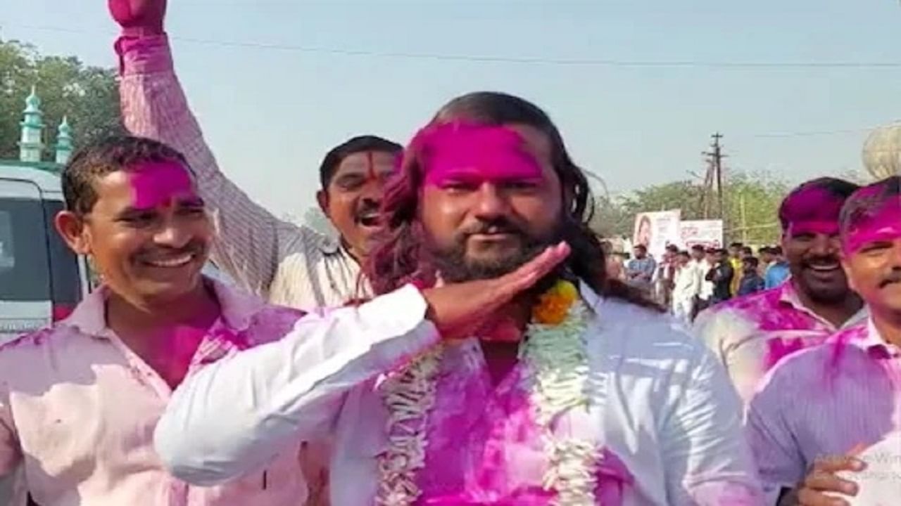 Gram Panchayat : चर्चा तर होणारचं! भावजयीच्या विजयानंतर तीन वर्षांनी करणार दाढी-कटींग, होतेय जोरदार चर्चा Gram Panchayat : चर्चा तर होणारचं! भावजयीच्या विजयानंतर तीन वर्षांनी करणार दाढी-कटींग, होतेय जोरदार चर्चा