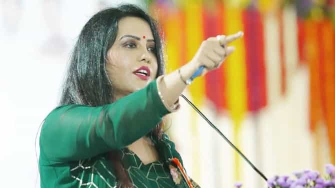 Amruta Fadnavis : नेत्यावर बंदूक ताणण्यासारखं दिसलं नाही की पत्नीच्या मागे लागतात, अमृता फडणवीस यांचं मोठं विधान