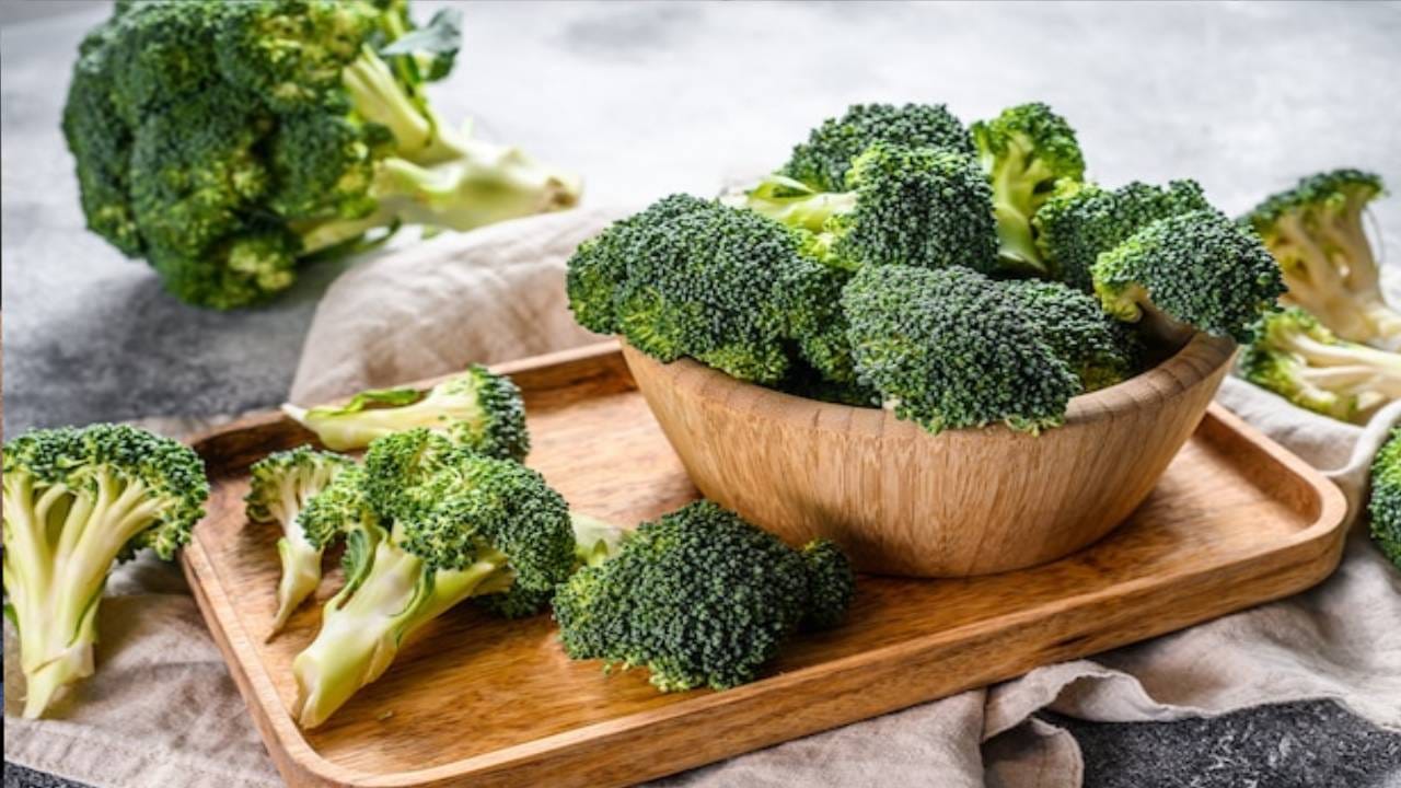 ब्रोकोलीमध्ये कॅल्शिअम भरपूर प्रमाणात असते , ज्यामुळे आपली हाडं मजबूत होतात. याच्या सेवनाने सांधेदुखी सारख्या हाडांशी संबंधित समस्यांपासून आराम मिळतो.
