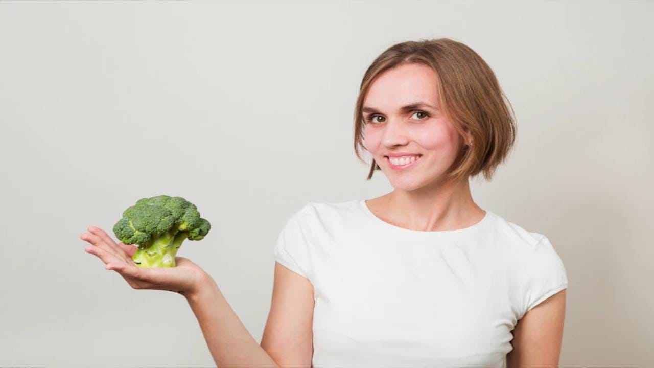 हिवाळ्याच्या दिवसात ब्रोकोलीचे सेवन करणे खूप फायदेशीर असते. ब्रोकोलीमध्ये फायबर, पोटॅशिअम, लोह आणि व्हिटॅमिन सी यांसारखे पोषक घटक असतात. सूप, सॅलॅड किंवा भाजीच्या स्वरूपात ब्रोकोली खाता येते. त्याच्या सेवनाने आरोग्याशी संबंधित अनेक आजारांपासून संरक्षण होते. 