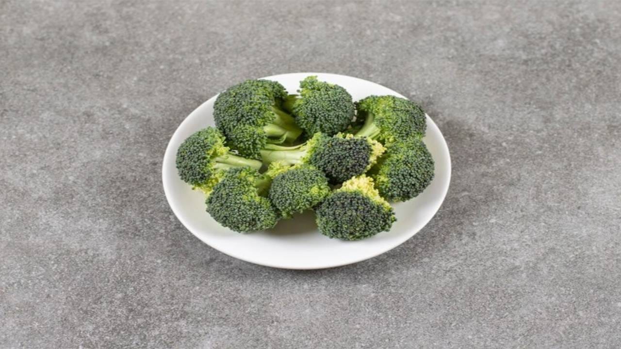 रोगप्रतिकारक शक्ती वाढते - ब्रोकोलीमध्ये व्हिटॅमिन सी मुबलक प्रमाणात असते. त्यामुळे ऋतूमानानुसार येणाऱ्या आजारांपासून शरीराचे संरक्षण होते. ब्रोकोलीच्या सेवनाने रोगप्रतिकारक शक्ती मजबूत होते. 