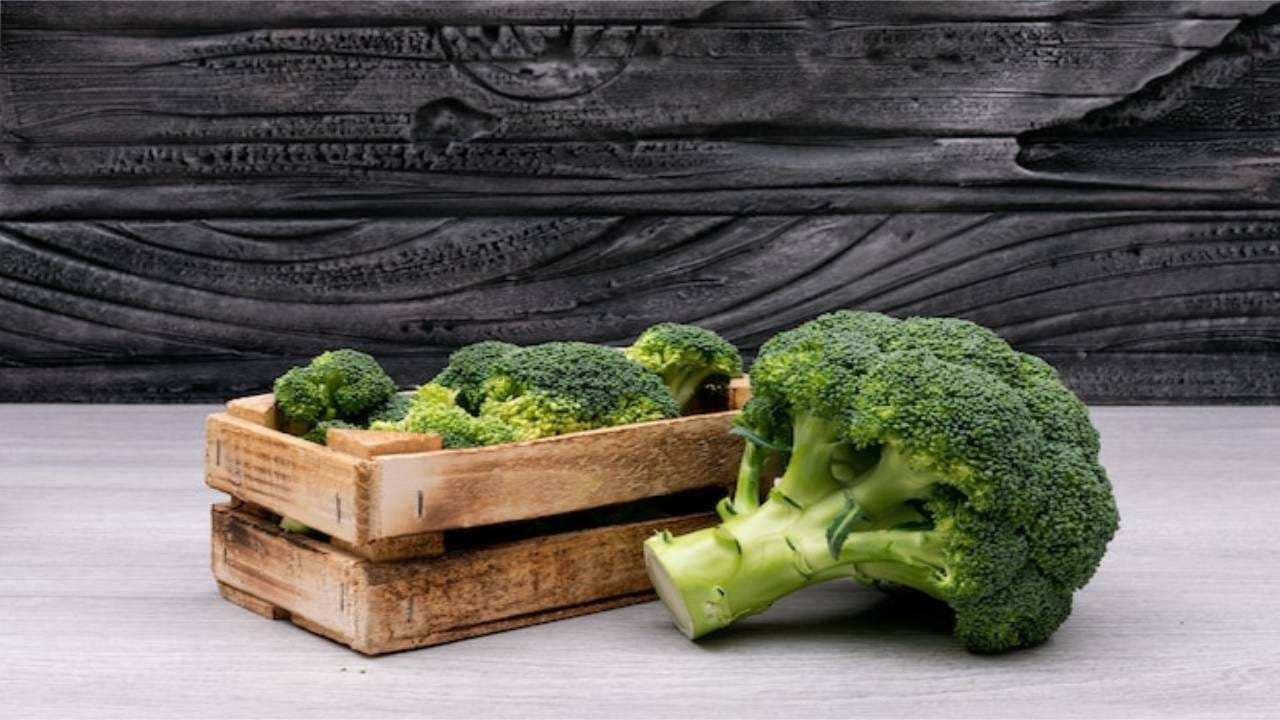 Broccoli In Winter थंडीत खावी ब्रोकोली, अनेक आजार होतील दूर Eating