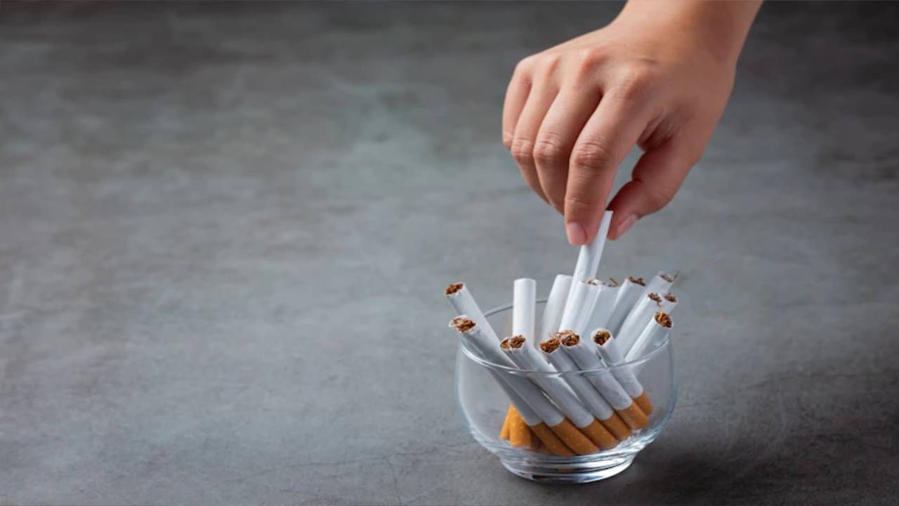 धूम्रपान करण्याच्या सवयीमुळे आपल्या शरीराचे अपरिमित नुकसान होते, ते जीवघेणेही ठरू शकते. मात्र हे माहीत असूनही अनेक लोकांना धूम्रपानाचे व्यसन असते. अशा परिस्थितीत शरीर डिटॉक्स कसे करता येईल हे जाणून घेऊया.