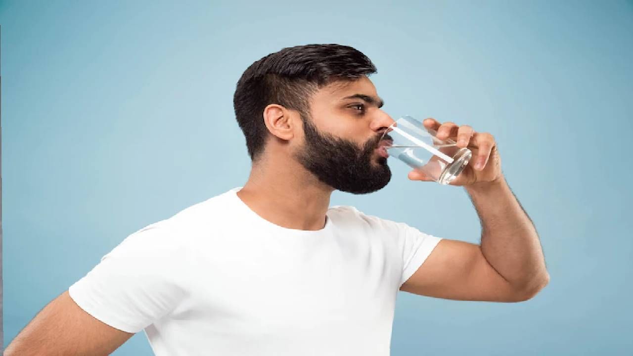 जास्तीत जास्त पाणी प्या : पाण्याशिवाय आपल्या जीवनाची कल्पना करणे अशक्य आहे, हे खरं असलं तरी ते योग्य रितीने पिणंही आवश्यक आहे. आपल्या शरीरातील विषारी पदार्थ काढून टाकण्यासाठी म्हणजेच डिटॉक्स करण्यासाठी, दररोज किमान 3 लिटर पाणी प्यायले पाहिजे.