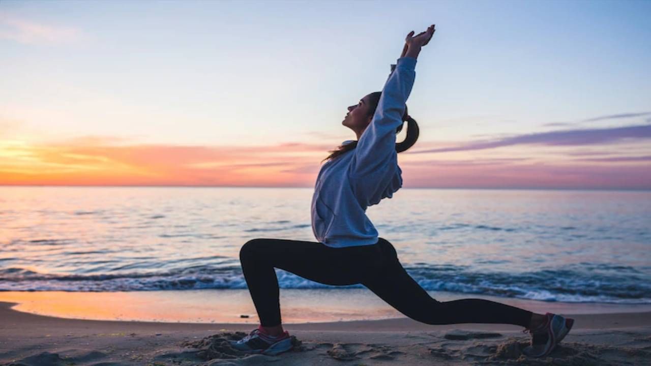 दररोज व्यायाम करा : केवळ जे लोक धूम्रपान करतात त्यांनीच नव्हे तर प्रत्येक व्यक्तीने दररोज नियमितपणे व्यायाम केला पाहिजे. वर्कआऊट किंवा व्यायाम करून शरीरातून विषारी पदार्थ बाहेर टाकले जाऊ शकतात. दिवसातून कमीत कमी 30 मिनिटे तरी व्यायाम करावा.