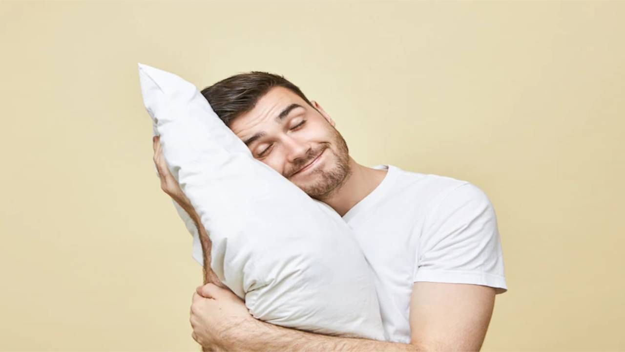 चांगली झोप महत्वाची : चांगली, शांत व पुरेशी झोप घेणे हा शरीर डिटॉक्स करण्याचा उत्तम मार्ग आहे. झोपेची कमतरता आणि धूम्रपान यामुळे डोळ्यांखाली काळी वर्तुळे येतात. प्रत्येक व्यक्तीने दररोजक कमीत कमी 7 ते 9 तास झोप घेतली पाहिजे.