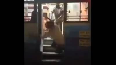 Viral Video: कंडक्टरने प्रवाशाला चालत्या बसमधून फेकले,घटनेचा व्हिडिओ व्हायरल