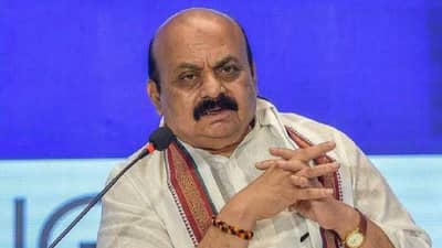 कर्नाटकच्या मुख्यमंत्र्यांची राज्य सरकार पाठराखण का करतय?; सीमावादावरून राज्य सरकारवर विरोधकांची सडकून टीका