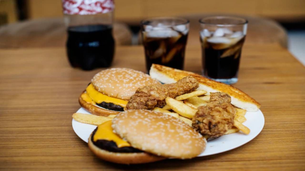 High Cholesterol: वाढत्या कोलेस्ट्रॉलला घालायचा आहे आळा ? थंडीत 'हे' पदार्थ खाणं टाळा High Cholesterol: वाढत्या कोलेस्ट्रॉलला घालायचा आहे आळा ? थंडीत 'हे' पदार्थ खाणं टाळा