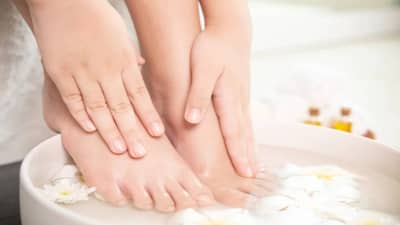 थंडीत भेगा पडलेल्या टाचांमुळे झालात त्रस्त ? रात्री झोपण्यापूर्वी करा हे काम, भेगा होतील गायब