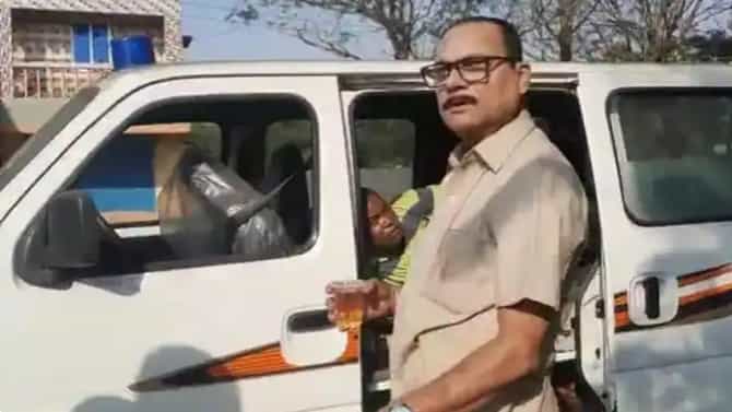 Ambulance : दारु पिण्यासाठी ड्राइव्हरने थांबवली अॅम्बुलन्स, जखमी रुग्णाला पाजली दारु, मग...