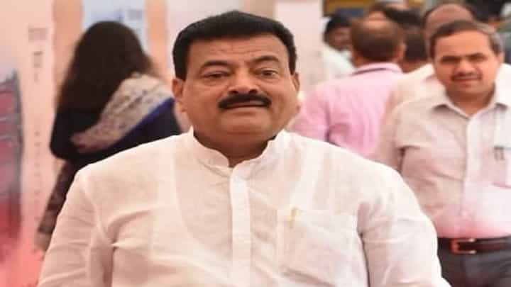 भाषणाने भल्याभल्यांना घाम फोडणाऱ्या भास्कर जाधवांना जेव्हा व्यासपीठावर भीती वाटते... भाषणाने भल्याभल्यांना घाम फोडणाऱ्या भास्कर जाधवांना जेव्हा व्यासपीठावर भीती वाटते...