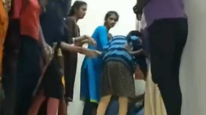 शाळेच्या मुख्याध्यापकाला दांडक्यानं दिला चोप, कारणंही तसंच...!