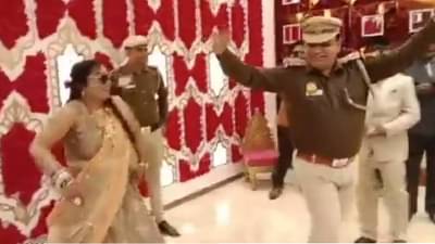 मेरा बालम थानेदार चलाए जिप्सी... लोक म्हणतात, वर्दीत डान्स करणं गुन्हा?