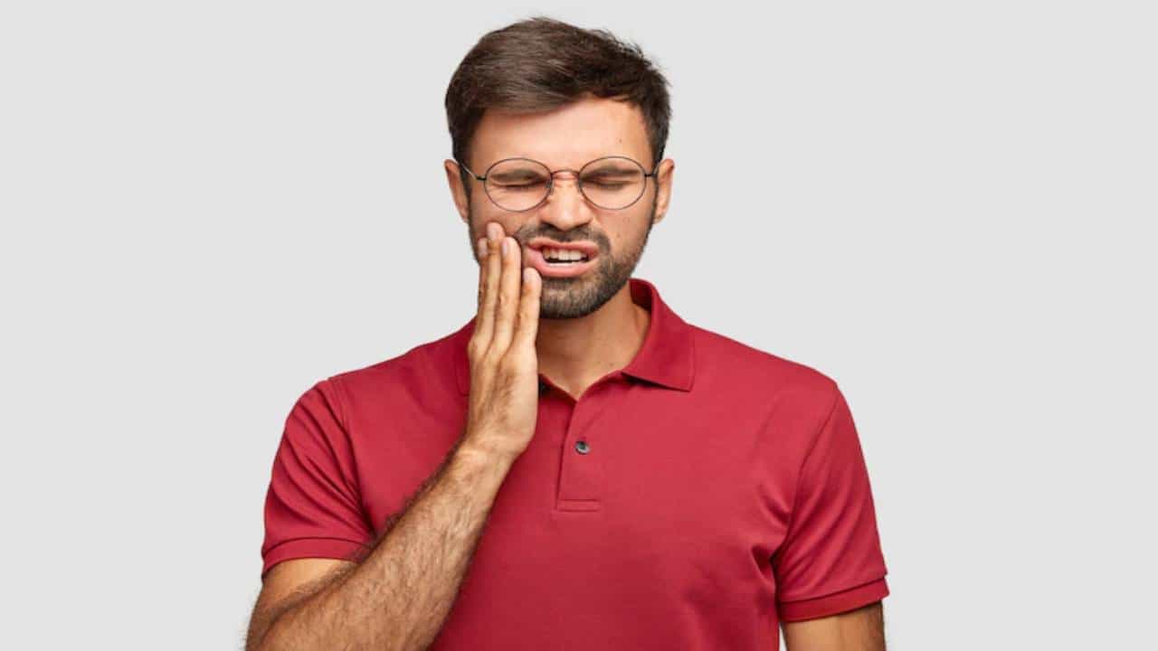 आपल्या शरीरासाठी व्हिटॅमिन्स खूप गरजेची असतात. त्यांची कमतरता असेल तर अनेक आजार होऊ शकतात. व्हिटॅमिन बी12च्या कमतरतेमुळे अनेक वेळा तोंड येण्याचा त्रास सहन करावा लागतो. नीट खाता-पिताही येत नाही. तुम्हालाही वारंवार तोंड येण्याची समस्या असेल तर काही घरगुती उपायांनी आराम मिळू शकेल.