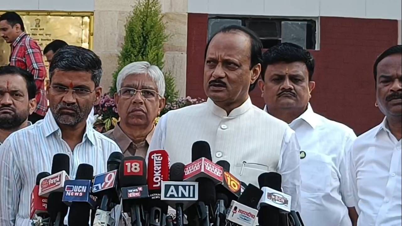 बोम्मई कर्नाटकासाठी आक्रमक भूमिका घेतात शिंदे, फडणवीस महाराष्ट्रासाठी का घेत नाहीत?; अजित पवार यांचा थेट सवाल बोम्मई कर्नाटकासाठी आक्रमक भूमिका घेतात शिंदे, फडणवीस महाराष्ट्रासाठी का घेत नाहीत?; अजित पवार यांचा थेट सवाल