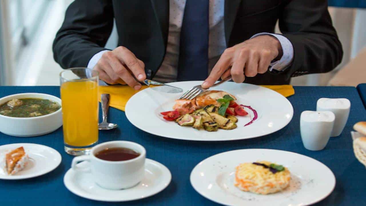 तुम्हालाही हॉटेलमध्ये किंवा बाहेर जाऊन खायला आवडतं का ? ख्रिसमस आणि नव-वर्षानिमित्त कुटुंबासोबत किंवा मित्रांसोबत बाहेर जाऊन खाणं हे खूप कॉमन आहे. मात्र हॉटेलमधलं चविष्ट अन्न पाहून ओव्हरइटिंग म्हणजेच जास्त खााण्याची चूक करू नका. अन्यथा तुमचं वजन तर वाढेलच पण आरोग्याचेही नुकसान होऊ शकते. काही सोप्या ट्रिक्सचा अवलंब करून तुम्ही अतीखाणे थांबवू शकता.