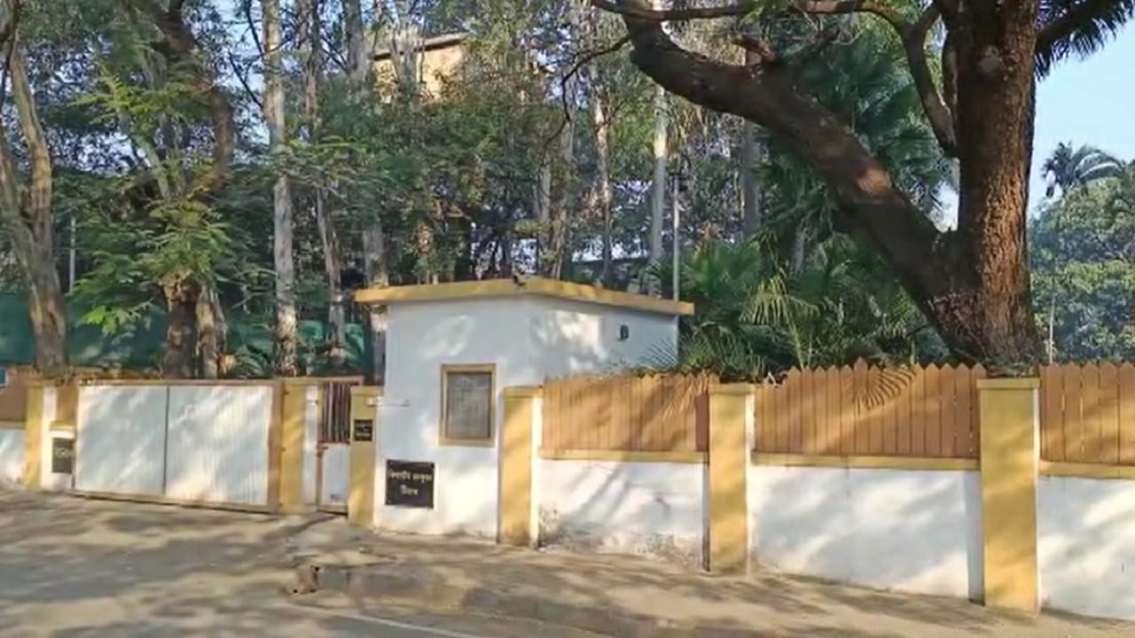 नाशिकमधील पुष्पा भाउचं पोलिसांना पुन्हा आवाहन, विभागीय आयुक्तांच्या बंगल्यातून पुन्हा तीच गोष्ट चोरली