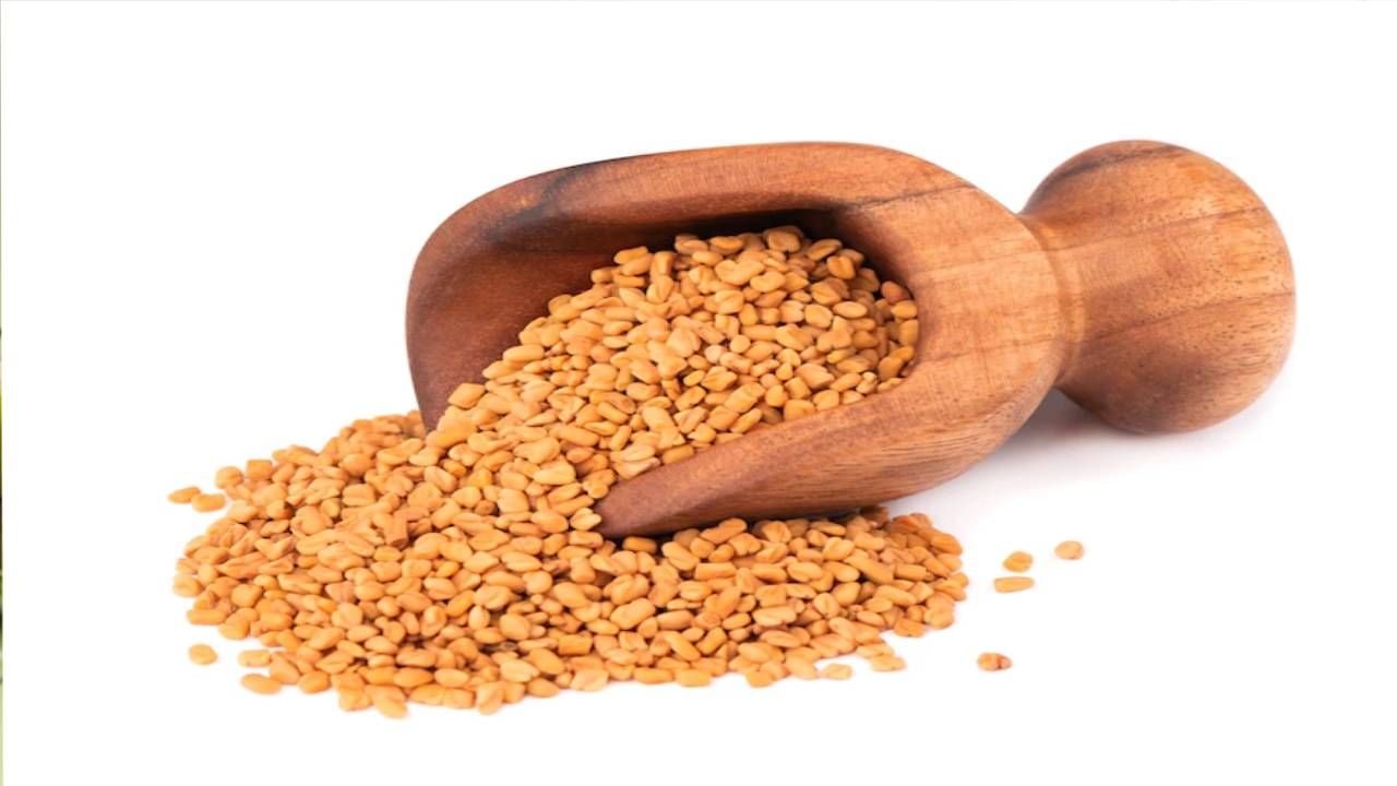 मेथीच्या बिया - केस काळे करण्यासाठी मेथीच्या बियांचा वापर करू शकता. यामुळे तुमचे केस मुळापासून मजबूत होतात. त्यासाठी एक चमचा मेथी दाणे हे मोहरीच्या तेलात गरम करून ते तेल केसांना लावावे. नियमितपणे याचा वापर केल्यासे तुमचे केस काळे होऊ शकतात.